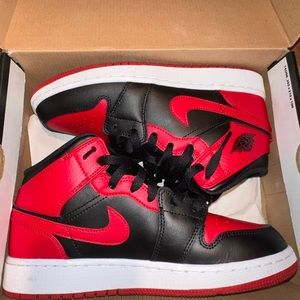 Jordan 1 Mid Banned (2020)(GS) Kids size 5Y/Womens 6.5